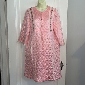 Vtg 60s/70s pink quilted robe with embroidered floral &‎ lace details